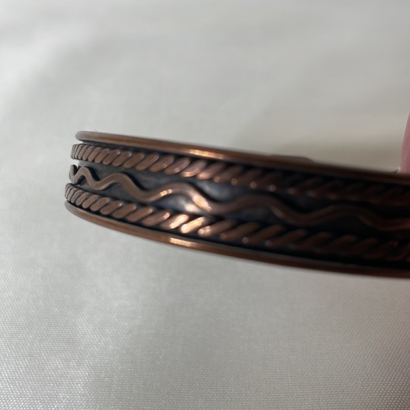 Copper cuff bracelet - Picture 4 of 4